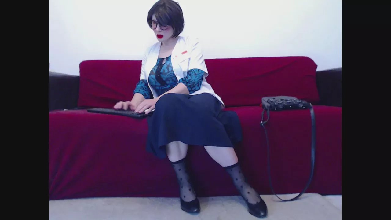 Offline Kamila_office on Cam4