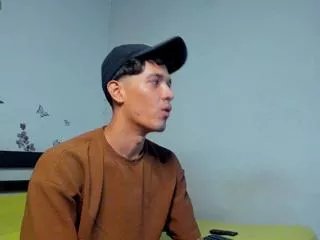 Freechat cristofer_hanks on Flirt4Free