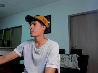 Freechat cristofer_hanks on Flirt4Free