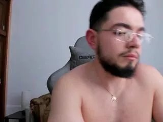 Freechat luigi_white on Flirt4Free