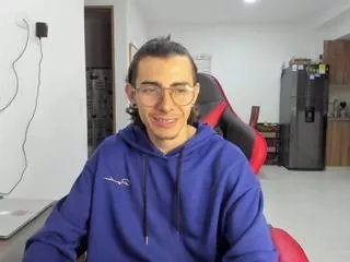 Offline max_hunterr on Flirt4Free