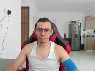 Offline max_hunterr on Flirt4Free