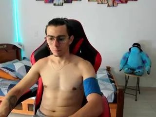 Offline max_hunterr on Flirt4Free