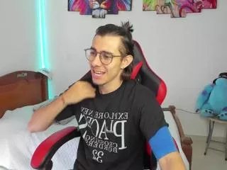 Offline max_hunterr on Flirt4Free